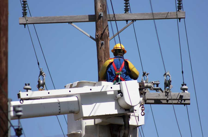 Content Dam Elp Gallery En Articles Slideshow 2016 03 Top 10 Power Outages Of The Past Year Power Outage Utility Worker 9 Elp