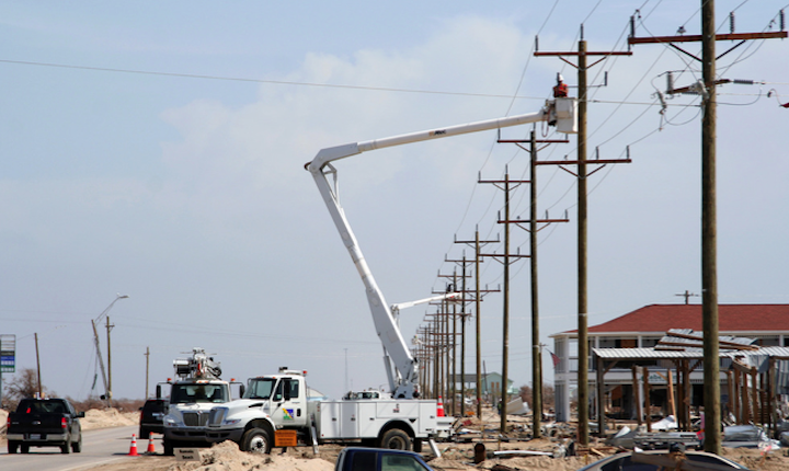 Content Dam Elp Online Articles 2014 06 Utility Crews Restoring Power