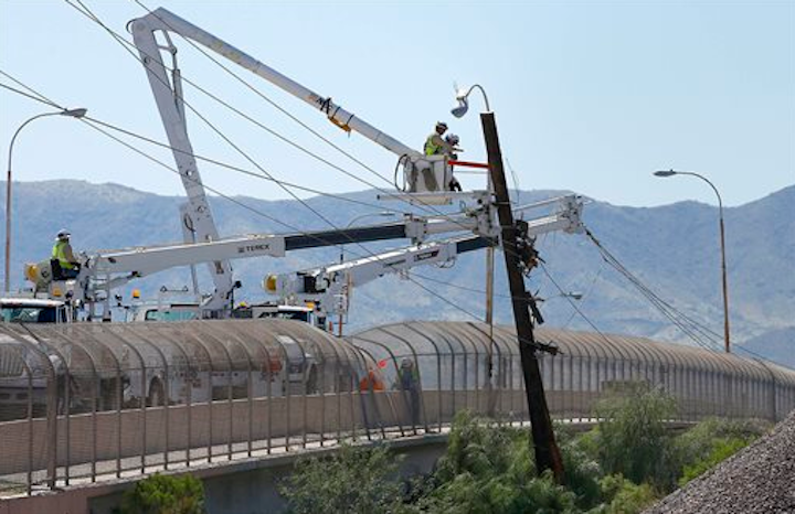Content Dam Elp Online Articles 2014 10 Power Outage Workers Elp