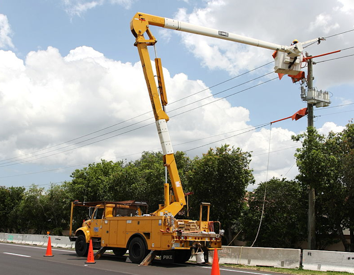 Content Dam Elp Online Articles 2014 12 Distribution Line Workers Elp