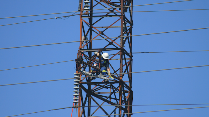 Content Dam Elp Online Articles 2015 April Power Transmission Worker Elp