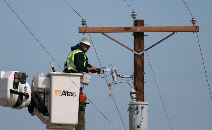 Content Dam Elp Online Articles 2015 June Utility Worker Distribution Elp