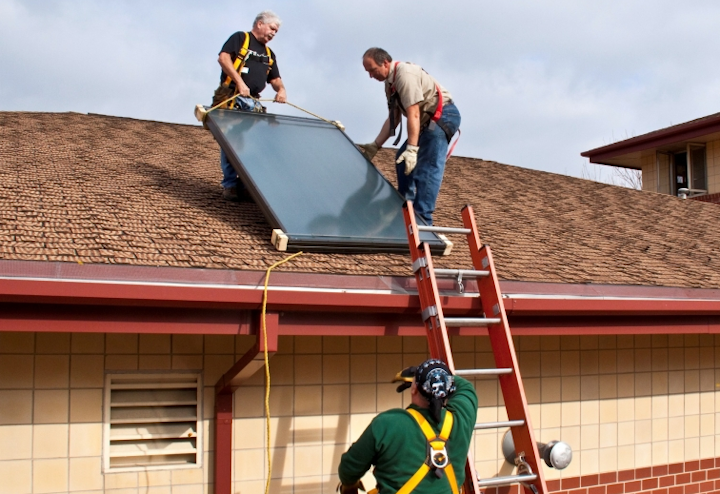Content Dam Elp Online Articles 2015 March Rooftop Solar Install Elp