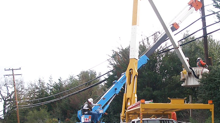 Content Dam Elp Online Articles 2015 May Utility Workers 3 Elp