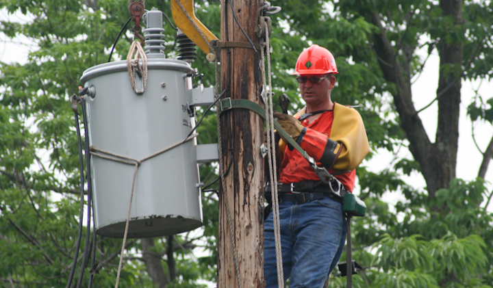 Content Dam Elp Online Articles 2015 May Utility Workers 4 Elp