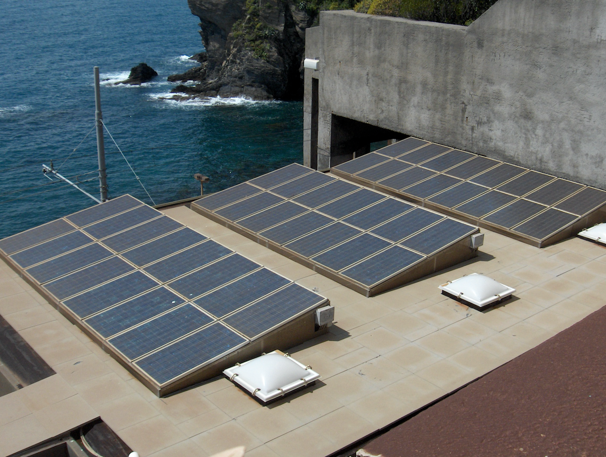 Домик с солнечными панелями. Solar energy technology. Солнечная панель solar panel. Материалы для солнечной панели. Pv solar panel.