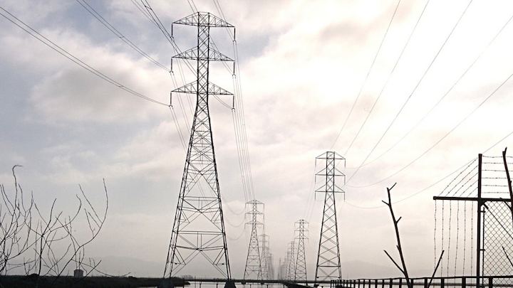 Content Dam Elp Online Articles 2016 04 Transmission Lines Elp April 1