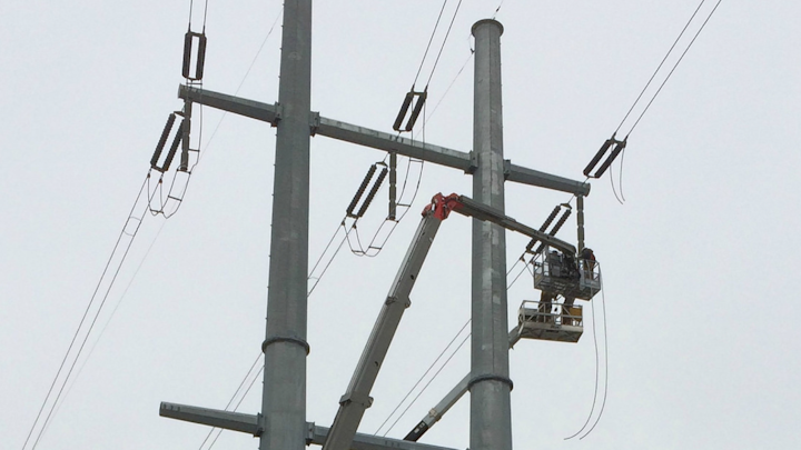 Content Dam Elp Online Articles 2017 02 Illuminating Company Transmission Workers Elp