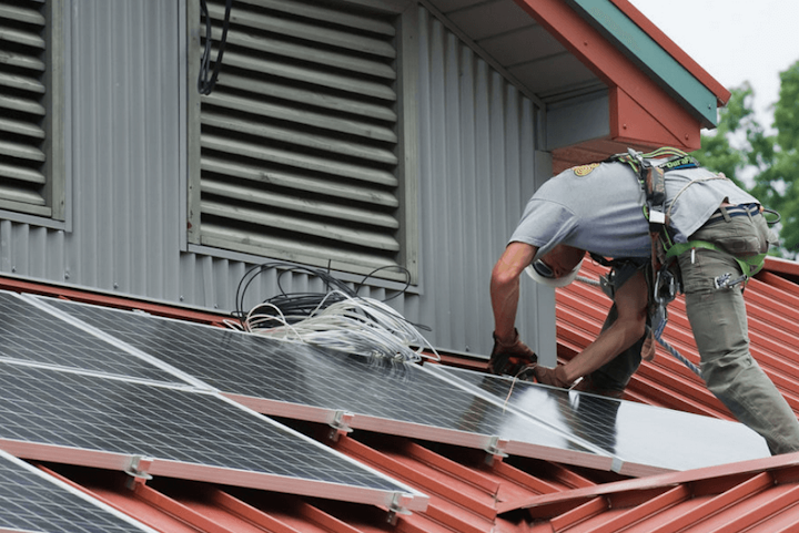 Content Dam Elp Online Articles 2017 11 Rooftop Solar Install November 10 Elp