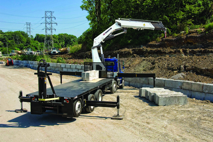 Content Dam Up En Articles 2013 07 Construction Lift The 40 Tm Articulating Crane Meets The Needs Of Utility Applications Leftcolumn Article Thumbnailimage File