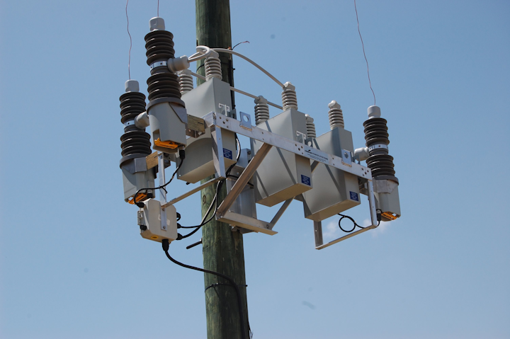 Content Dam Up En Articles 2013 07 Transmission And Distribution Capacitor Switch Increases Overall System Reliability Leftcolumn Article Thumbnailimage File