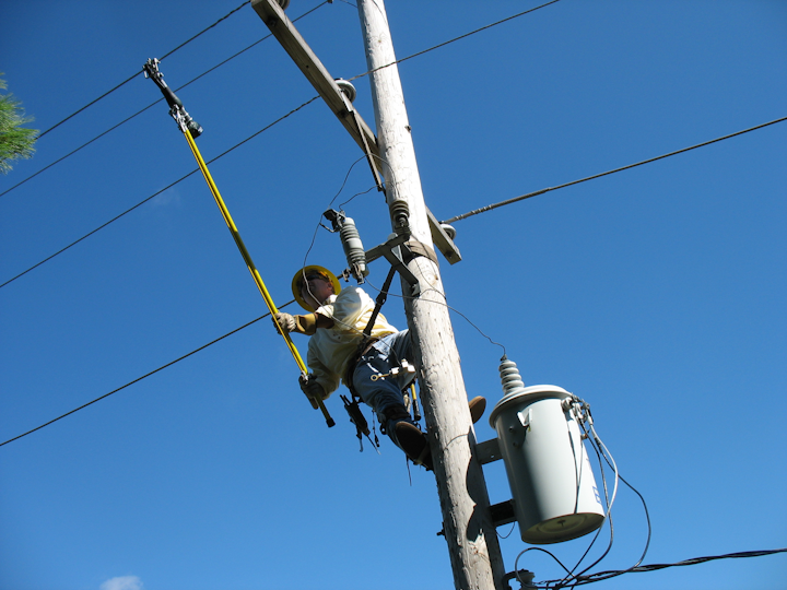 Content Dam Up En Articles 2013 11 Lineman Safety Hot Stick For Use With In Line Battery Tools Leftcolumn Article Thumbnailimage File