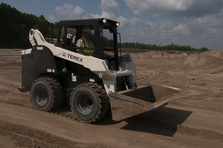 Content Dam Up En Articles 2013 11 Skid Steer Loader Offers Heavy Lifting High Production Capacity Leftcolumn Article Thumbnailimage File