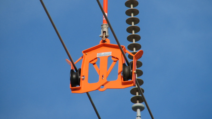 Content Dam Up En Articles 2014 08 Line Maintenance Roller Conductor Lifters Give Line Crews More Flexibility Leftcolumn Article Thumbnailimage File