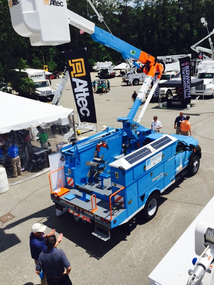 Content Dam Up En Articles 2015 06 Construction Equipment Connected Bucket Truck Introduced At Eufmc Leftcolumn Article Thumbnailimage File