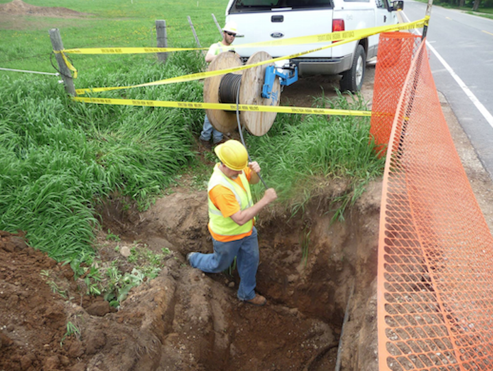 Content Dam Up En Articles 2016 03 Line Construction Reel Transport Lifts Are Safer Easier Less Expensive Leftcolumn Article Thumbnailimage File