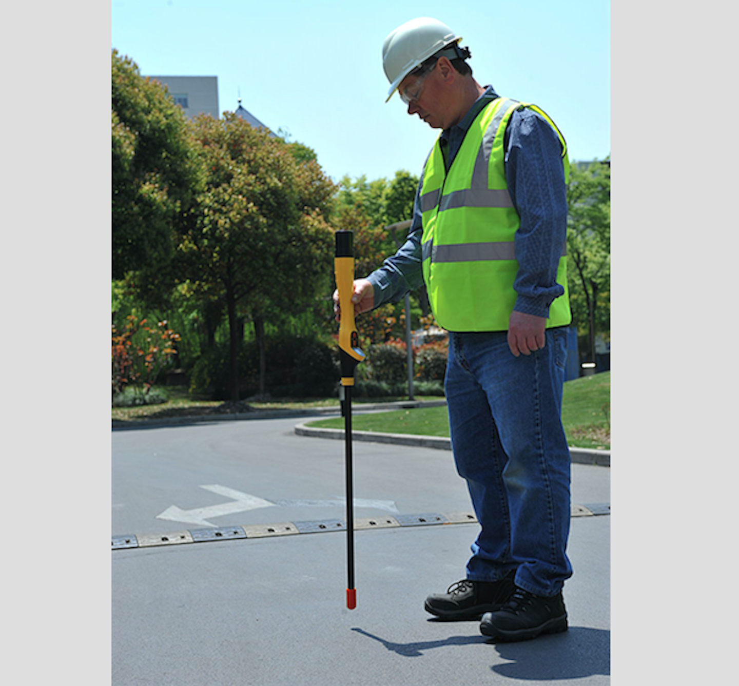 Safety equipment Combination utility locator and metal detector