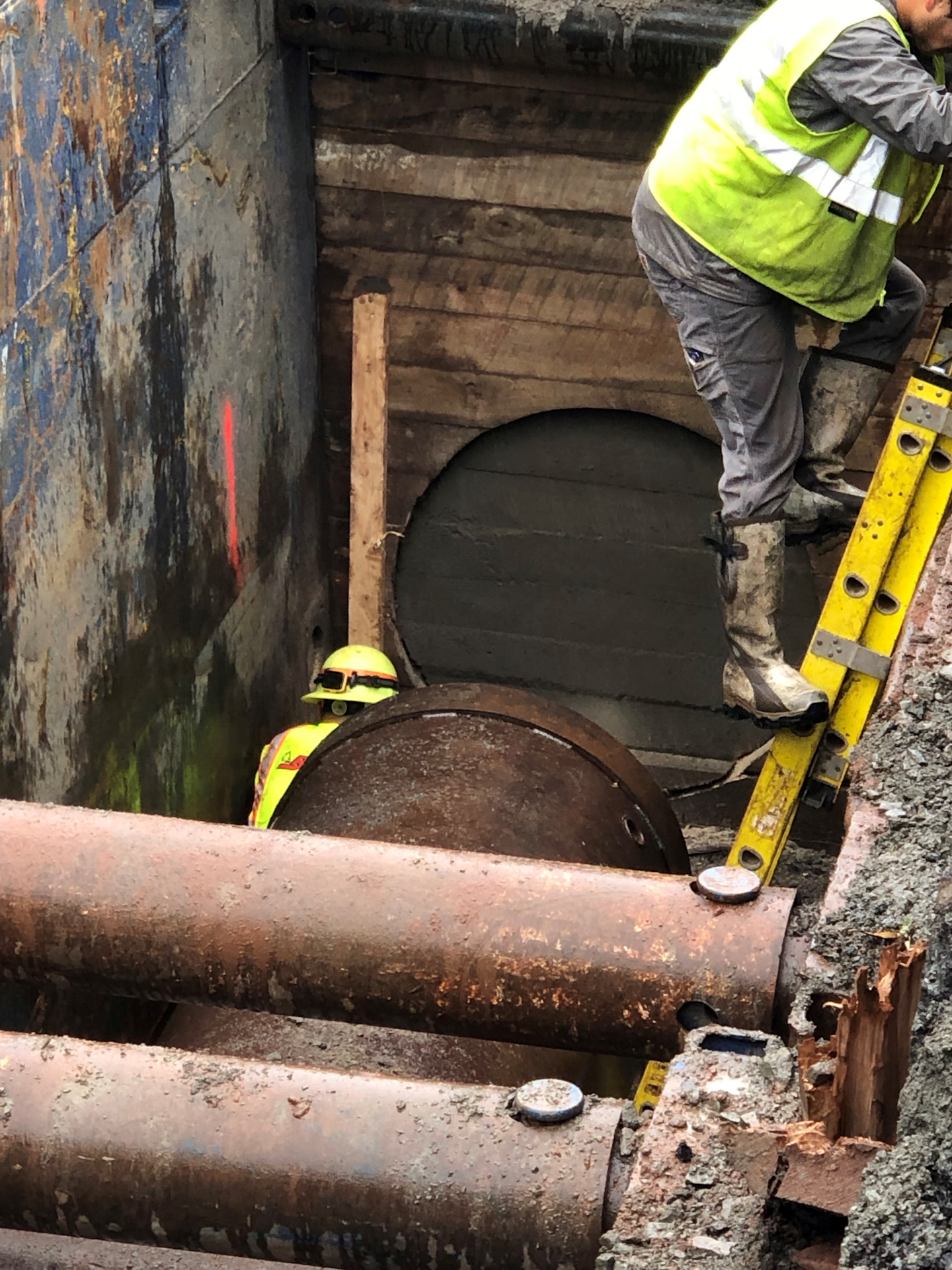 To ensure a solid excavation Baltazar crews poured flowable fill all around the trench box and cut the wood facing on the box to help launch the casing.